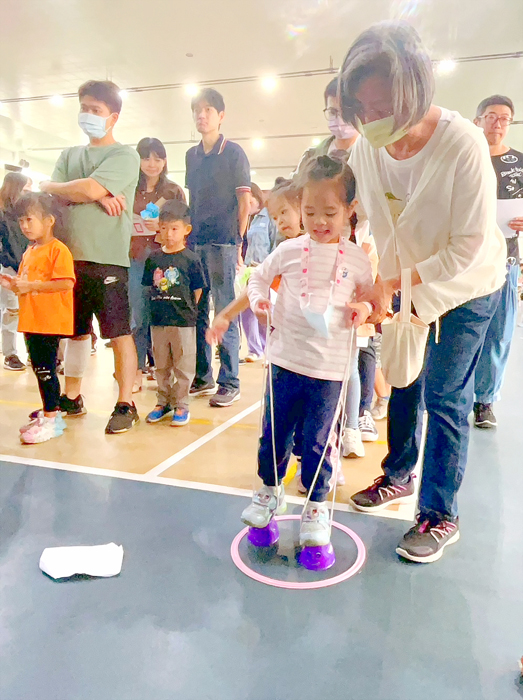 親子挑戰默契完成比賽。
(金湖國小提供)