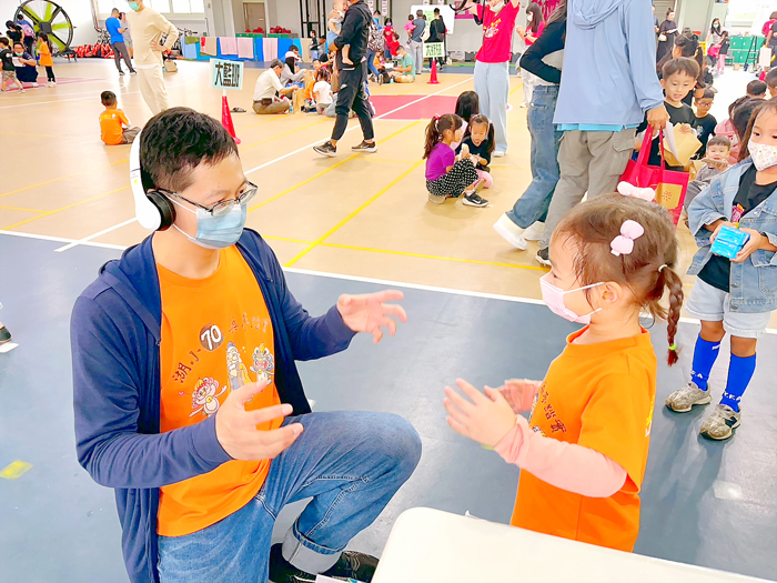 親子挑戰默契完成比賽。
(金湖國小提供)