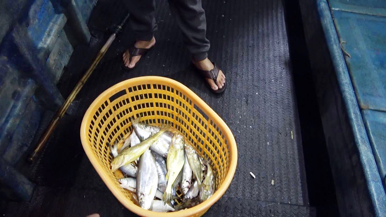 海巡與特勤隊員，在復國墩外海查扣越界陸船。（金門海巡隊提供）