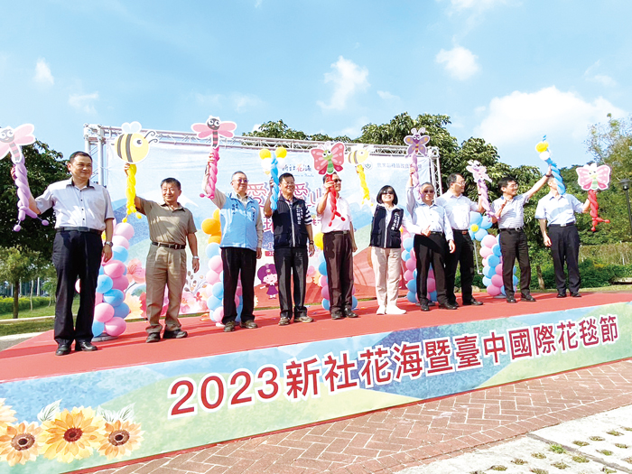 2023年新社花海活動開展,縣府建設處長張瑞心(左3)向大家推薦金門的農特產品。(建設處提供)