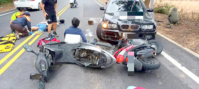 烈嶼鄉湖埔路后頭往湖下路段發生自小客車與二輛機車發生碰撞。（金城分局提供）