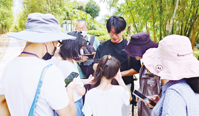 金門植物園今年首次舉辦「小島共學團」系列課程，帶領與會民眾將學習成果製作成獨一無二的植物園旅遊手帳。（林務所提供）
