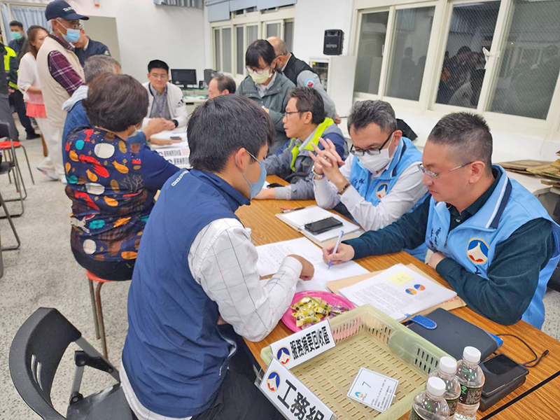 民眾到場針對各自陳情的問題,向業管單位說明。(許峻魁攝)