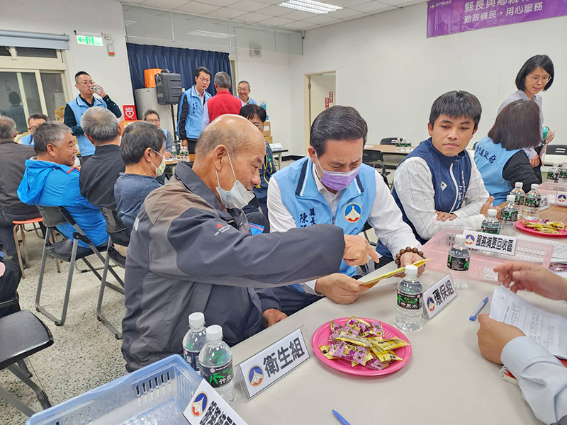 縣長陳福海親自了解鄉親問題,協助解決。(許峻魁攝)