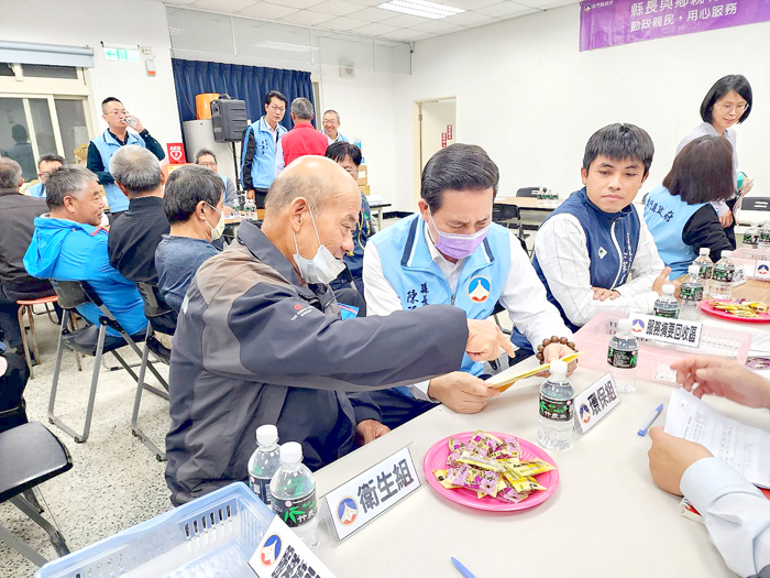 縣長陳福海親自了解鄉親問題，協助解決。（許峻魁攝）