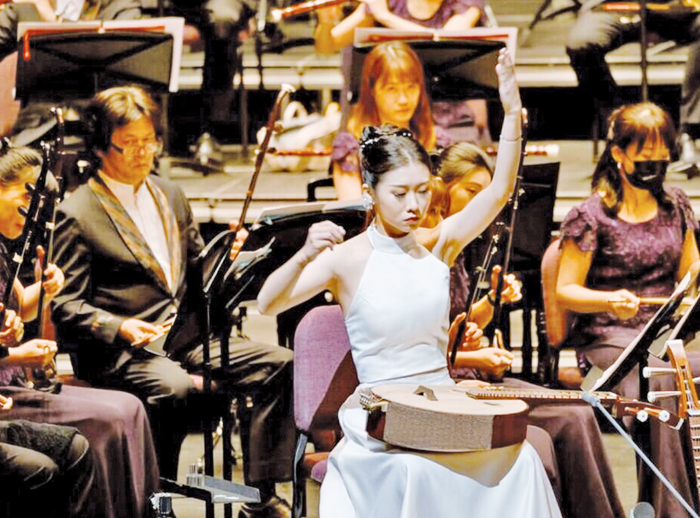 孫聿瑩（白色衣服），台灣戲曲中心舉辦了NCO器樂大賽「吳儂阮語」中阮新秀選拔大放異彩。（圖源：主辦單位提供）