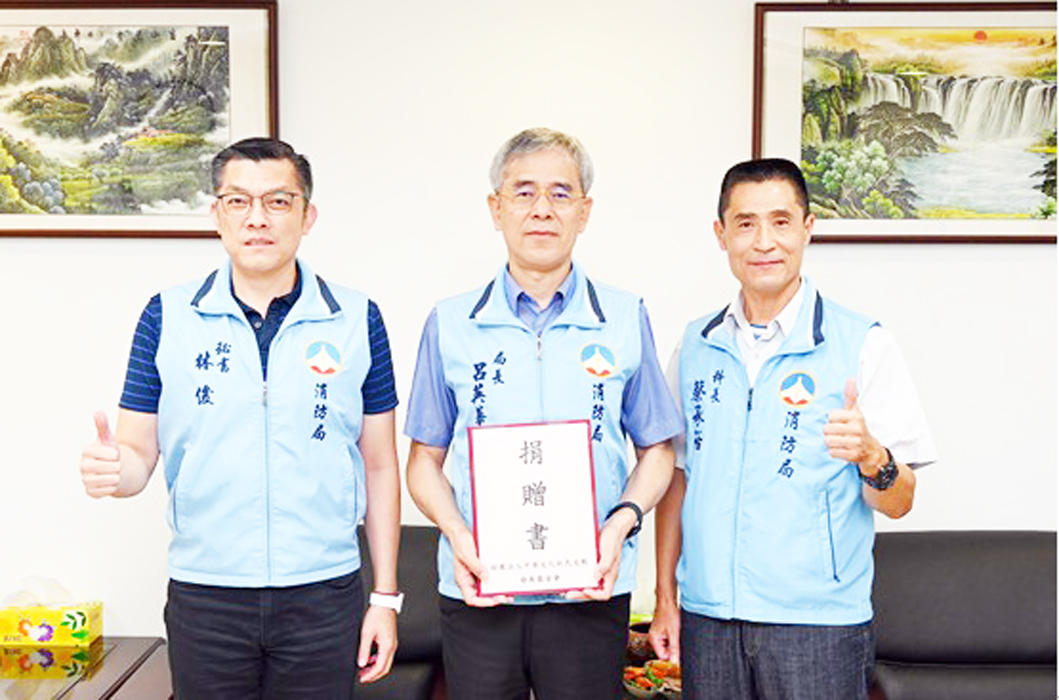 財團法人中華文化姓氏文教發展基金會遞交消防局救護車捐贈意願書,由局長呂英華(中)親自接受。(消防局提供)