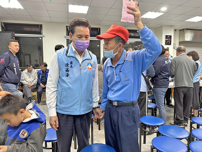 縣長陳福海親自了解鄉親問題,協助解決。(辛亦姵攝)