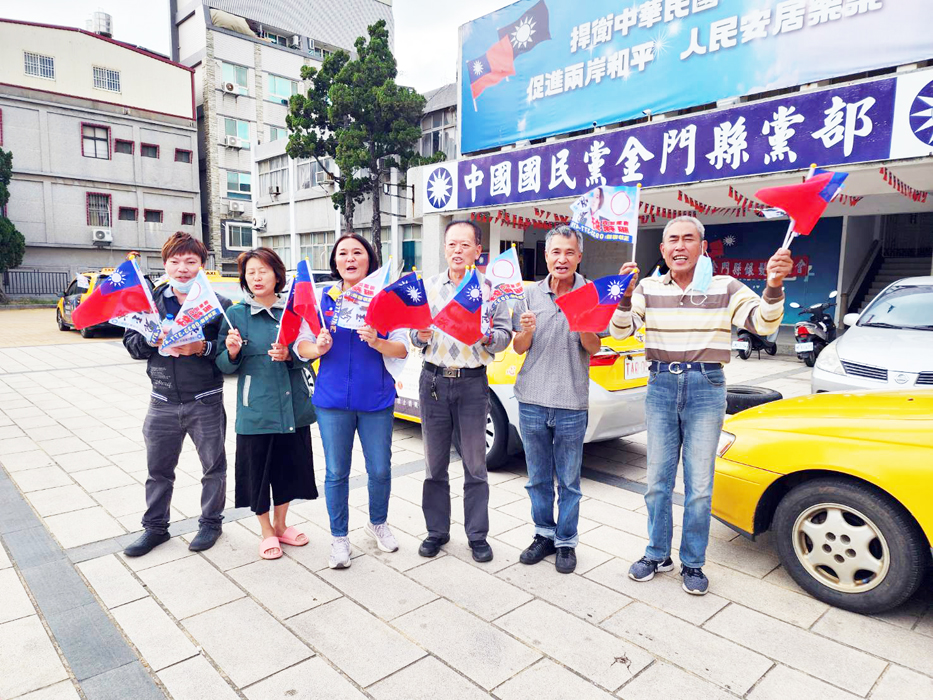 立委參選人陳玉珍（左三）租用計程車車體作為行動文宣。（許峻魁攝）