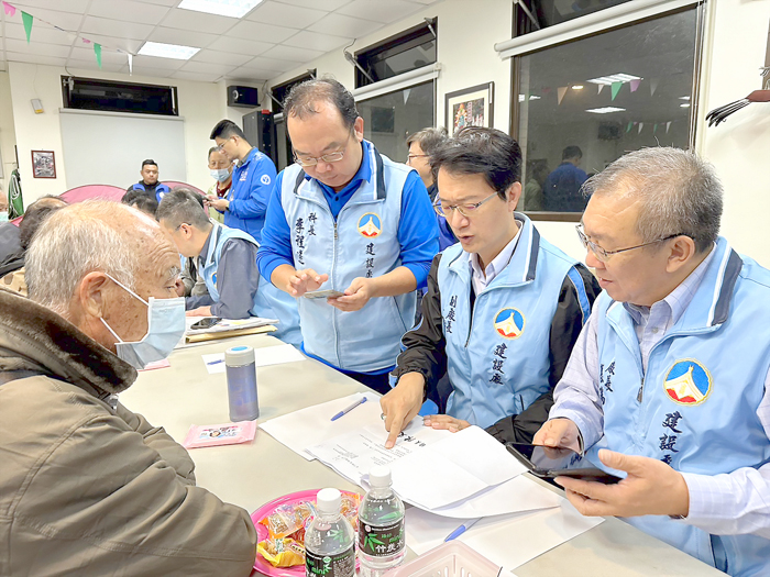 民眾到場針對各自陳情的問題，向業管單位說明，尋求解決之道。（辛亦姵攝）