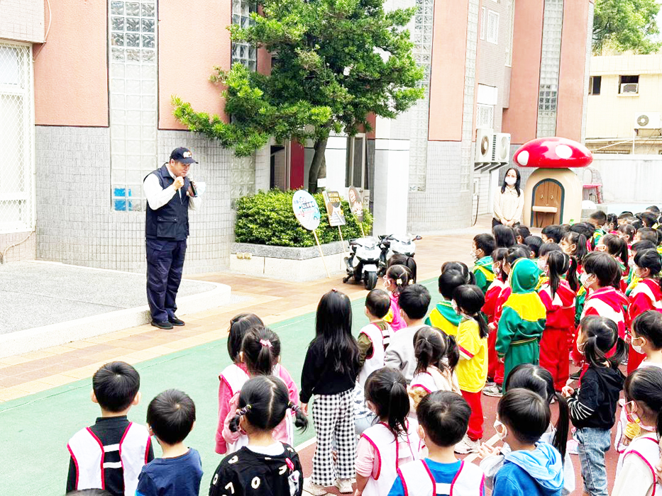 金門縣警察局金城分局為加強學童交通安全知識，於11月16日與金城幼兒園共同實施交通安全宣導。（金城分局提供）