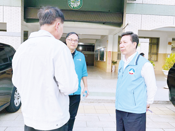 校長黃明森並陪同縣長陳福海、副縣長李文良參觀校園。（金門縣政府提供）