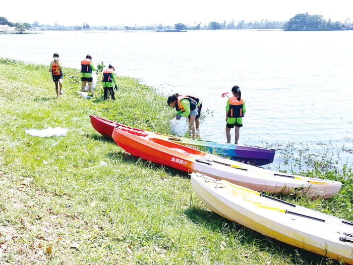 金湖國小為了盡到基地學校的義務並不斷精進課程與教學，舉辦「獨木舟立式划槳」水域課程活動。（金湖國小提供）