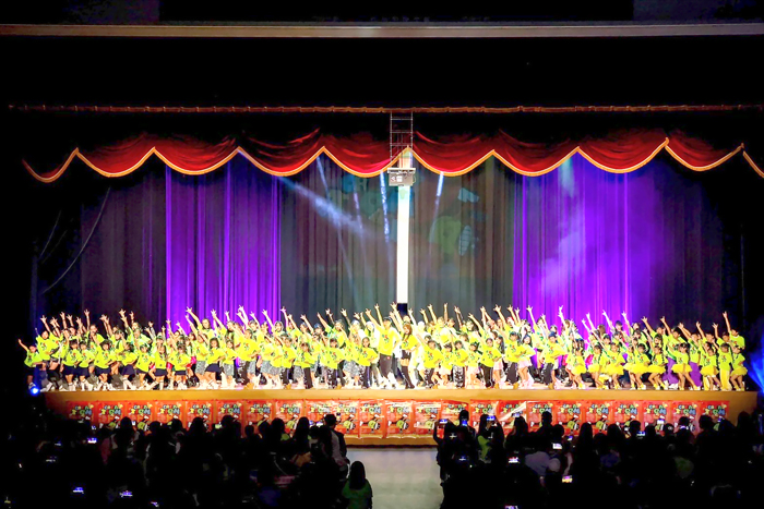 KDC金門流行舞蹈團舉辦第十一屆大型舞蹈公演，舞者大合影。（文化局提供）