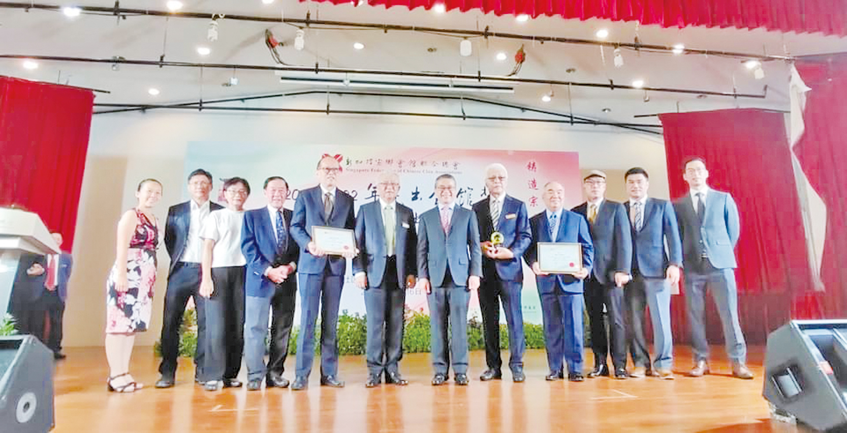 金門會館代表與蔡其生會長、典禮主賓文化、新加坡社區及青年部長兼律政第二部長唐振輝（左七）合影。