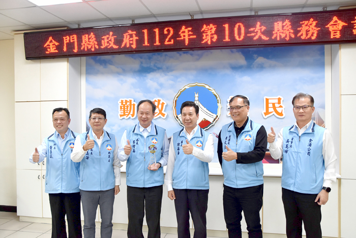 地政局長呂清福獻獎-「榮獲內政部112年測量類優良獎」予縣長陳福海,共同分享榮耀。(李增汪攝)