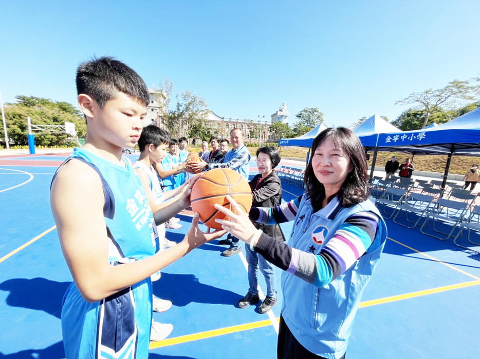 來賓將籃球傳給籃球隊學生們，象徵薪火相傳。（高凡淳攝）