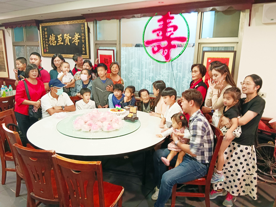 金門縣榮服處與林挑治老太太一家合影慶祝百歲壽誕。（金門縣榮民服務處提供）