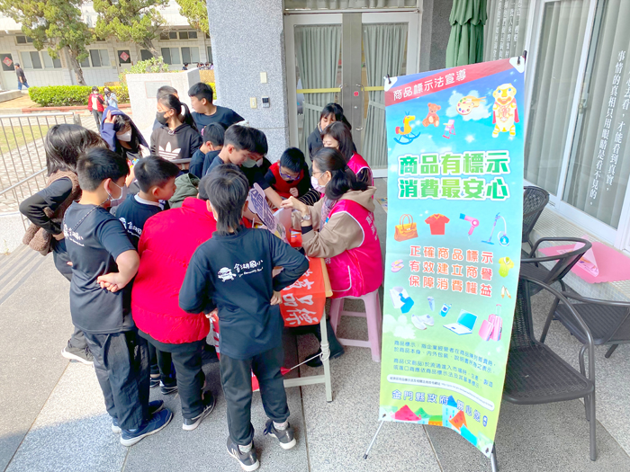 倡導正確商品標示觀念，建設處深入校園宣導。（建設處提供）