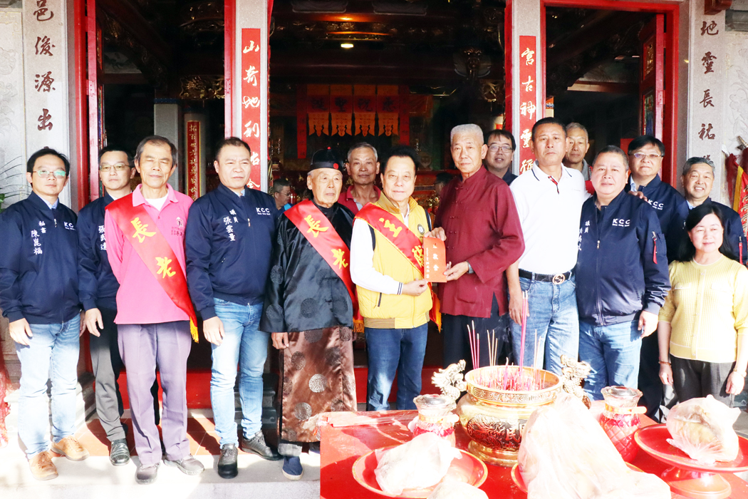 議長洪允典率團隊至夏興孚濟廟參拜祈福。（楊水詠攝）