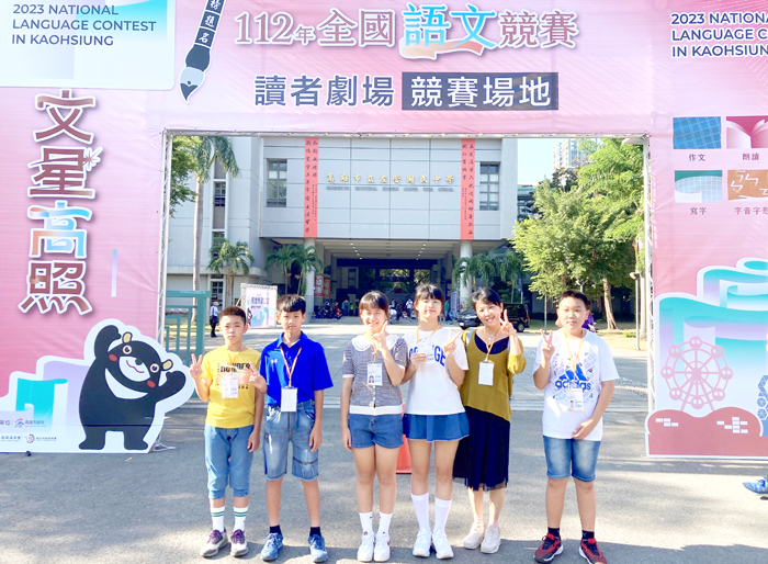 金沙國中701班王品皓、周旭、柯品瑄、張伯安、許書涵,在本土語任課老師蔡美意指導下,於112年全國語文競賽閩南語讀者劇場競賽,榮獲國中組特優殊榮。(金沙國中提供)