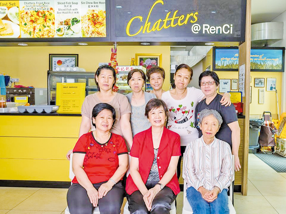 新加坡 Chatters Café，的員工團體照（ Chatters Café （Facebook圖片）