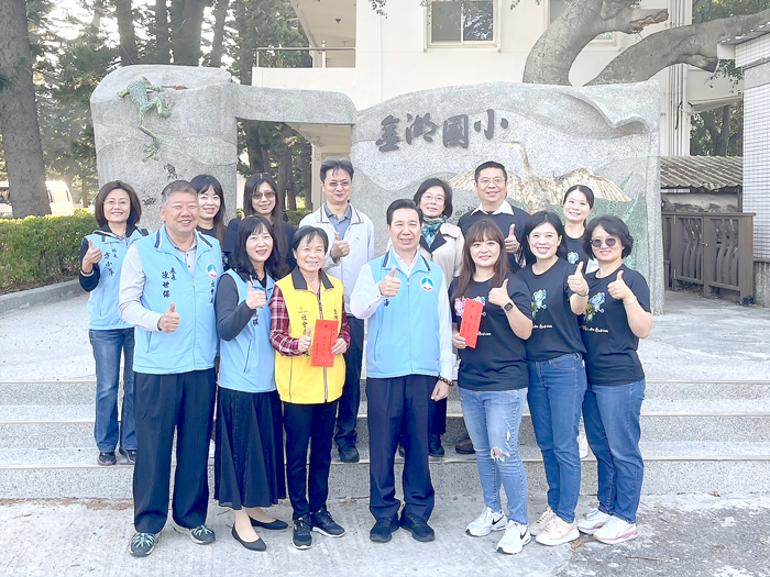 金湖國小志工隊榮獲「112年全國績優志工團隊」,社會處綜合志工隊葉麗珠獲衛生福利部志願服務金牌獎,將赴台領獎,縣長陳福海致贈程儀。(縣府提供)
