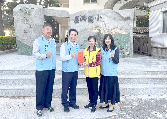 金湖國小志工隊榮獲「112年全國績優志工團隊」,社會處綜合志工隊葉麗珠(右2)獲衛生福利部志願服務金牌獎,將赴台領獎,縣長陳福海致贈程儀。(縣府提供)