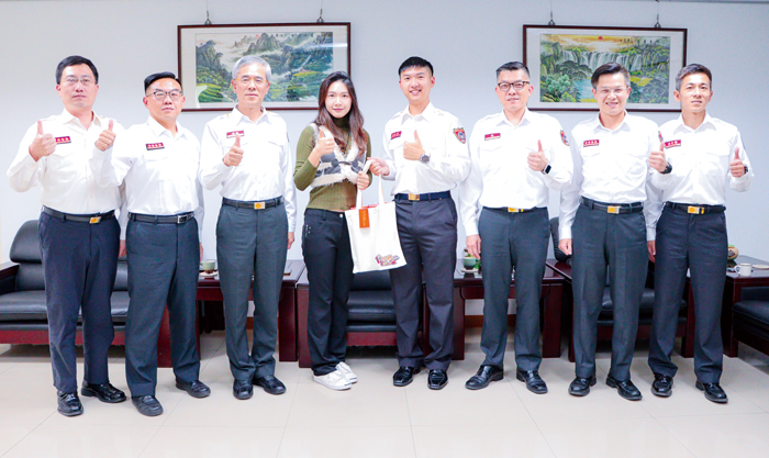 消防署微電影競賽，本縣消防局獲佳績，局長呂英華（左3）約見攝影團隊恭賀。（消防局提供）