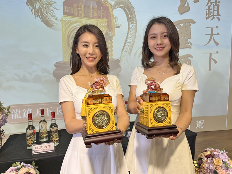 即將首度登場上市的龍年玉璽酒─0.6L-56度「龍鎮天下」,每盒新台幣22,000元整。(高凡淳攝)
