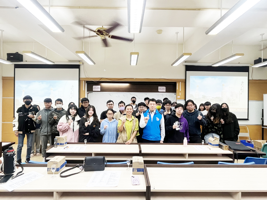 金門大學食品系開設高粱酒品評課程，邀請金酒公司人員分享專業經驗。（金大提供）