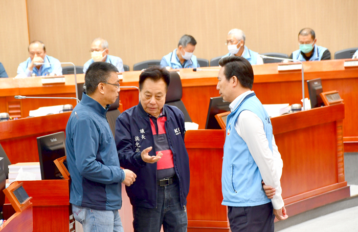 縣長陳福海(右)與議長洪允典(中)及議員蔡其雍(左)討論議事情形。(楊水詠攝)