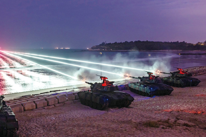 金門陸軍強化防衛實戰能力，於烈嶼習山湖公園海灣實施「太武操演」夜間實彈防護射擊。（金防部提供）