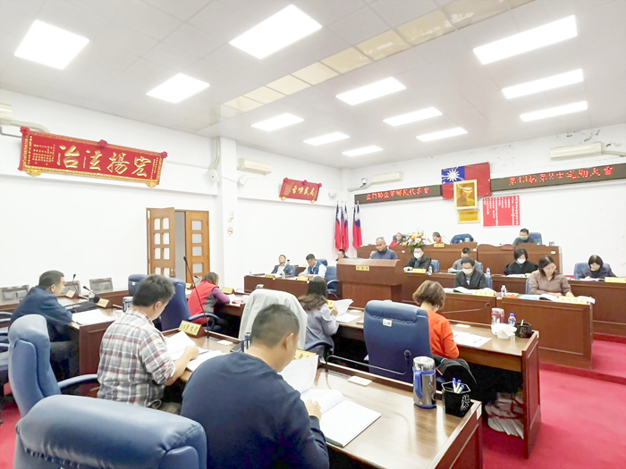 金寧鄉代會昨日加班審議鄉公所113年度總預算案。(高凡淳攝)
