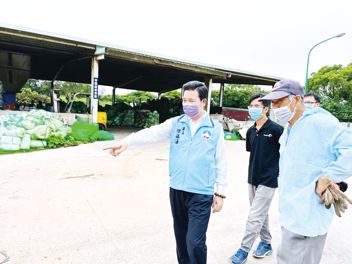 縣長陳福海關心金門環境問題,前往廚餘堆肥場視察處理成效。(資料照片/環保局提供)