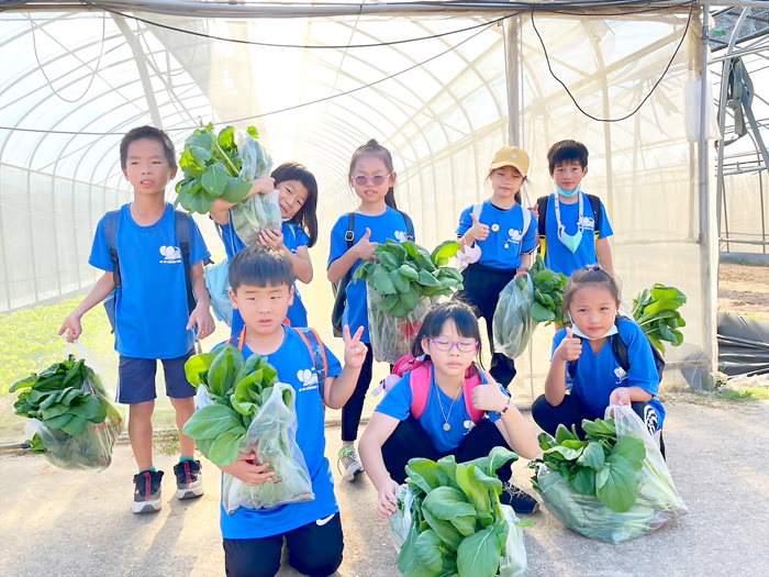 何浦校外教學，幼兒園至乳山遊客中心參觀，最後前往農試所認識有機農場的種植方式。（何浦國小提供）