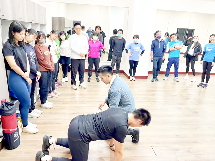 慶祝田徑場開放滿周年,烈中舉行認識健身器材相關活動。(烈中提供)