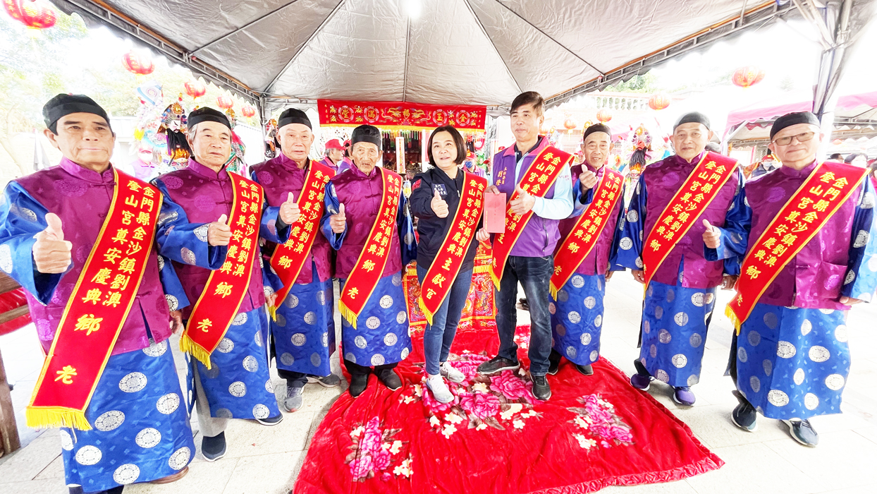 立委陳玉珍前往獻爐敬祝賀,受到鄉親、長老夾道歡迎。(陳麗妤攝)