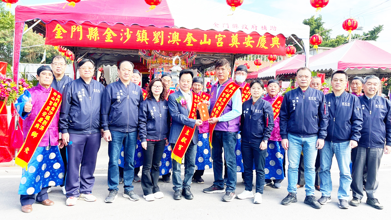 議長洪允典前往獻爐敬祝賀,受到鄉親、長老夾道歡迎。(陳麗妤攝)
