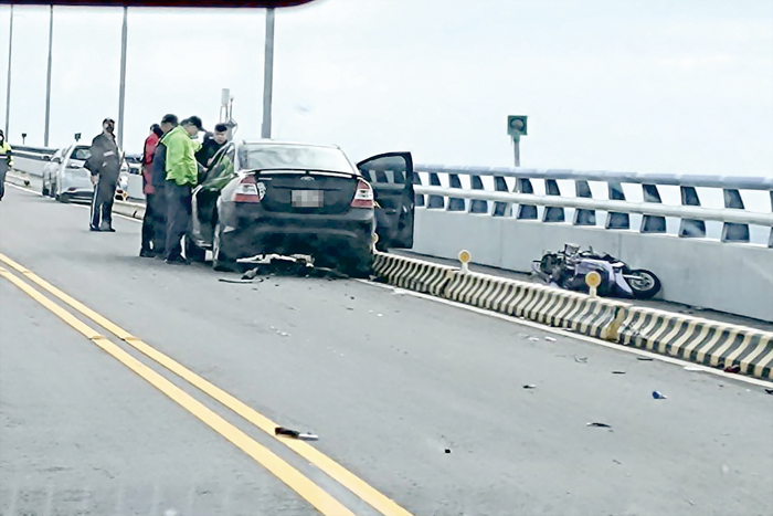 金門大橋驚傳首起死亡車禍，一名無照的李姓少年開自小客車撞上騎機車的洪姓阿嬤，造成阿嬤傷重不治。（民眾提供）