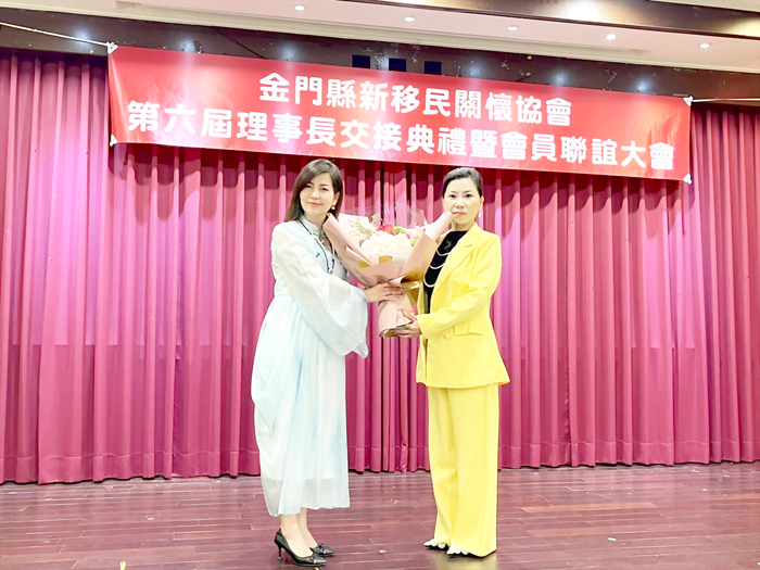 第五屆理事長崔芠綾(左)交棒給第六屆理事長張丹(右)。(高凡淳攝)