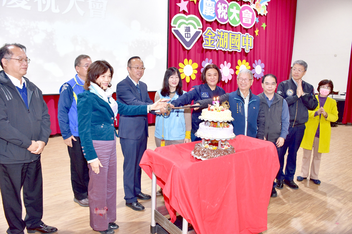 歡慶湖中創校58週年，湖中校長莊錦智與參加來賓齊切蛋糕。（金湖國中提供）