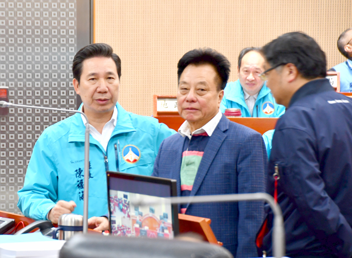 金門縣長陳福海(左)、議長洪允典(中)和議會秘書長王垣坤(右)交換議事意見情形。(楊水詠攝)