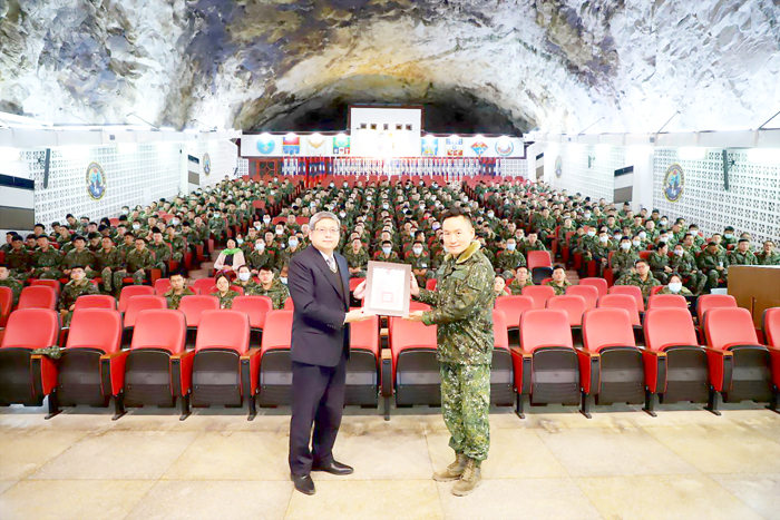 金門地檢署檢察長周士榆率員赴金防部各營區進行多場反賄選教育宣導。（金門地檢署提供）