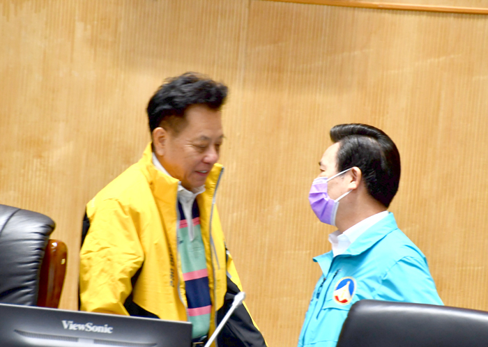 縣長陳福海(右)於主席台與議長洪允典(左)致意情形。(楊水詠攝)