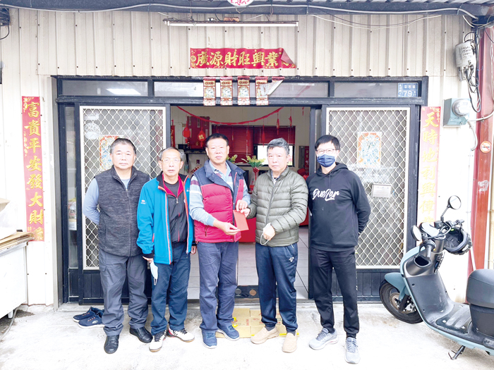 周家手足以父親名義捐贈急難救助金給湖小校友會,由理事長蔡西湖代表接受。(金湖國小校友會提供)