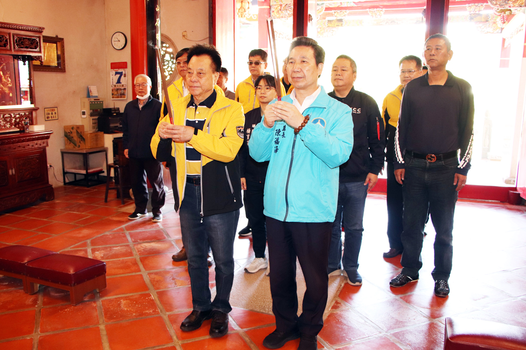 金門縣議長洪允典(前左)邀請縣長陳福海(前右)聯袂至太武山海印寺參香祈福。(議會提供)