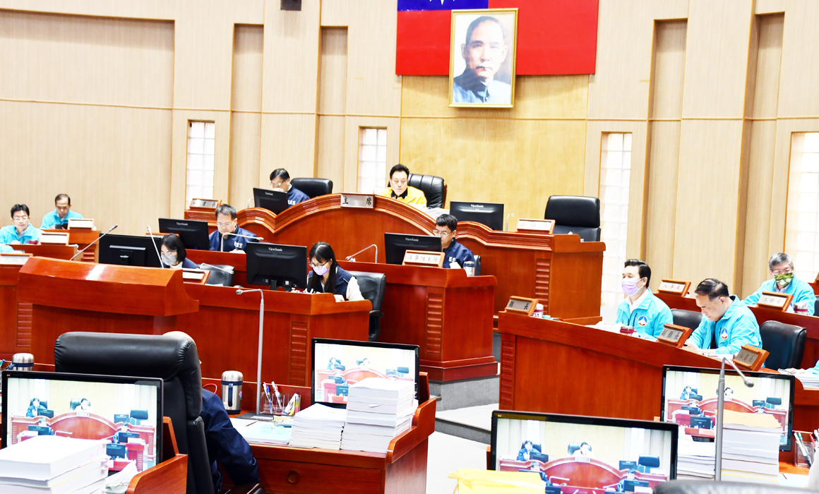 議長洪允典昨主持議會定期會審議提案及臨時動議議程。（楊水詠攝）