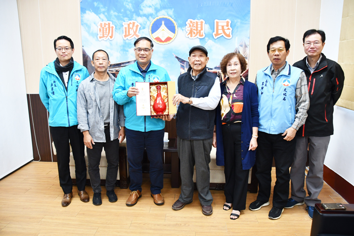 副縣長李文良昨接見人間國寶—李清海與其家人,致贈紅瓷金門高粱酒,並祝賀獲文化部頒授112年重要文化資產「土水修造技術」保存者認定證書,實至名歸,並一同合影。(楊水詠攝)