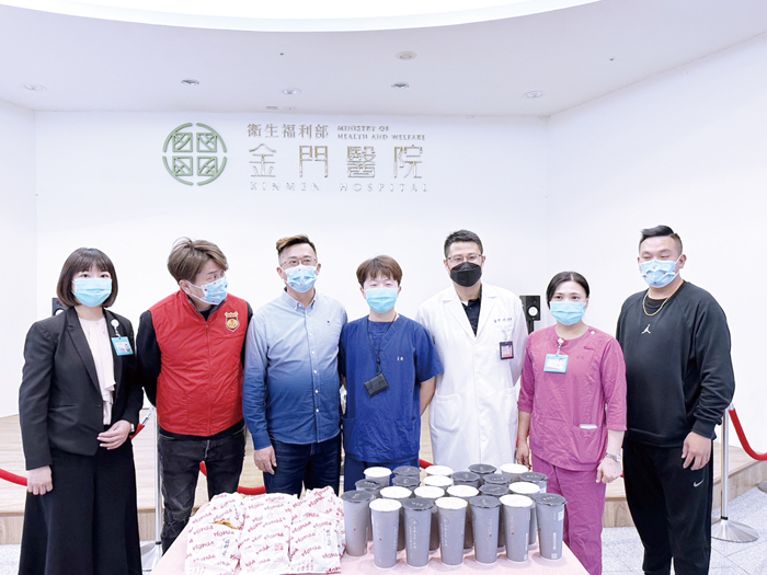金門地區多家連鎖企業負責人李鍾靈(左三)帶著雞排與飲料前往金門醫院慰勞急診室的第一線醫護人員。(辛亦姵攝)